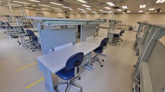 Un banco di lavoro ESD personalizzato per tecnici elettrici ed elettronici.