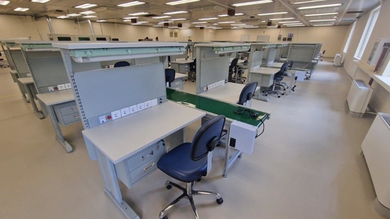 Un banco di lavoro ESD personalizzato per tecnici elettrici ed elettronici.