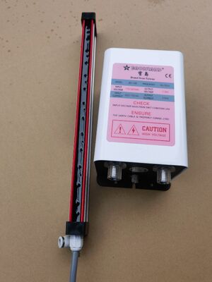 La barra ionizzante ESD. Eliminatore anti-statico per la produzione di PCB ed elettronica.